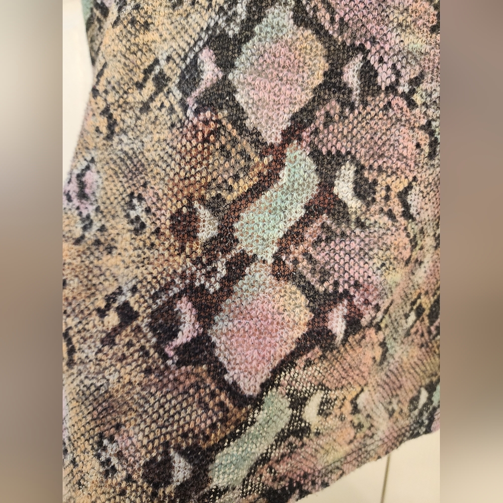 BiBi Snake Print Keyhole Top - Picture 4 of 6